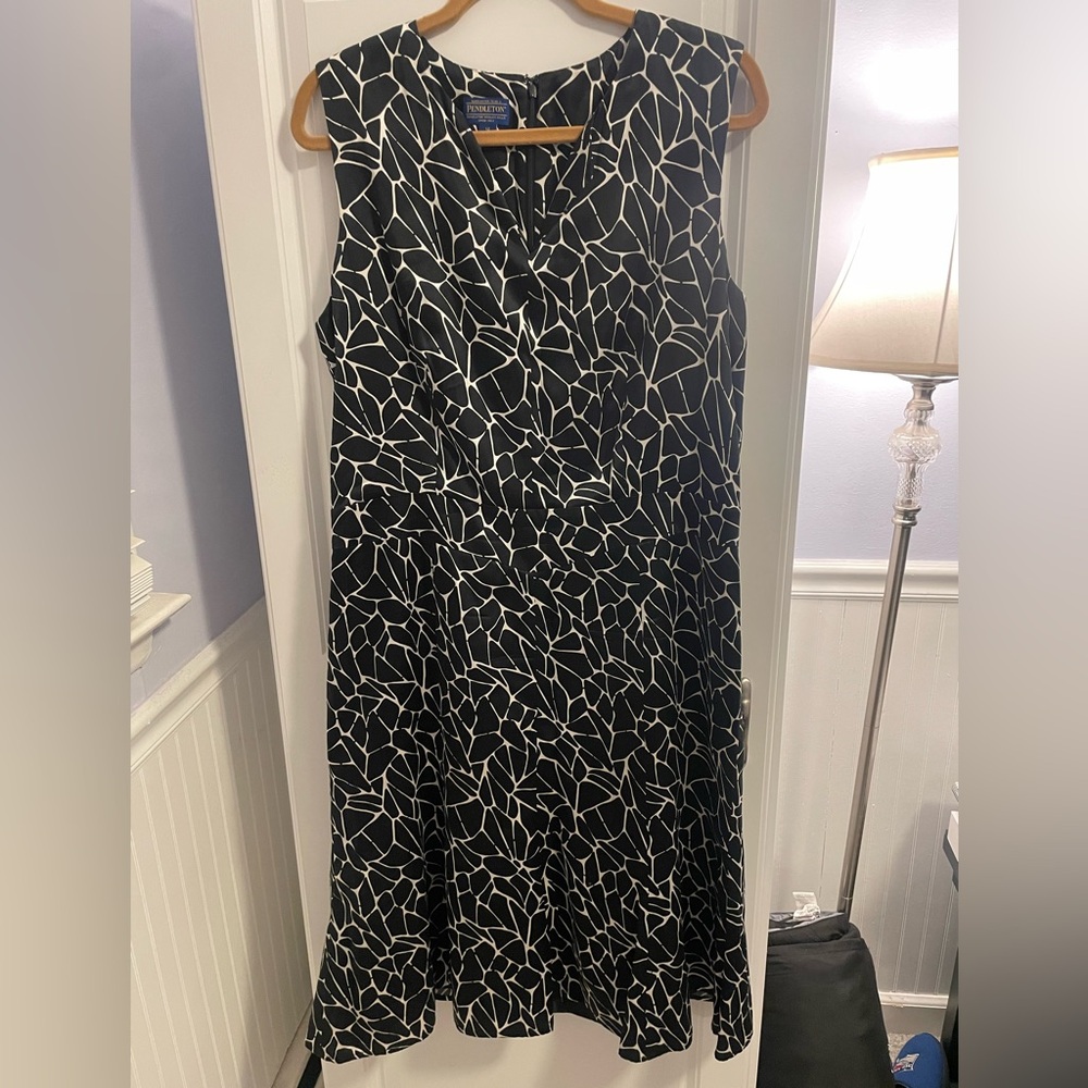 Pendleton Women's Size 14 Silk Blend Sleeveless Black White Fit N Flare Dress